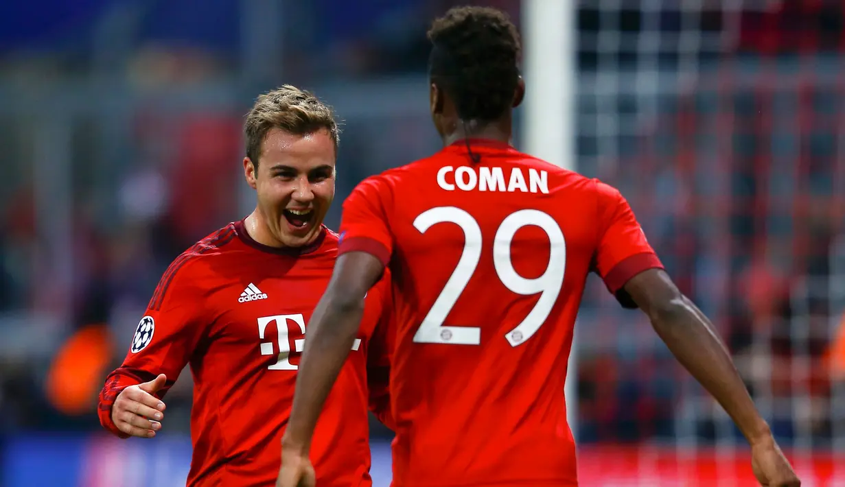 Gelandang Muenchen, Mario Goetze (kiri) melakukan selebrasi usai mencetak gol ke gawang Dinamo Zegreb pada laga Liga Champions di Allianz Arena, Jerman (30/9/2015). Muenchen menang telak atas Dinamo Zegreb dengan skor 5-0. (REUTERS/Michael Dalder)