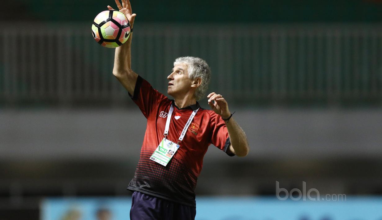 Ivan Kolev mampu mengangkat perfoma PS TNI dan bersaing memperebutkan peringkat kelima dengan persija Jakarta, nilai keduanya pun sama yakni 18. (Bola.com/Nicklas Hanoatubun)