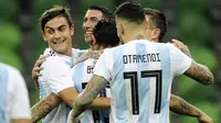 Pemain Argentina merayakan gol yang dicetak oleh Ever Banega ke gawang Nigeria pada laga persahabatan di Stadion FK Krasnodar, Rabu (15/11/2017). Argentina kalah 2-4 dari Nigeria. (AP/Sergey Pivovarov)