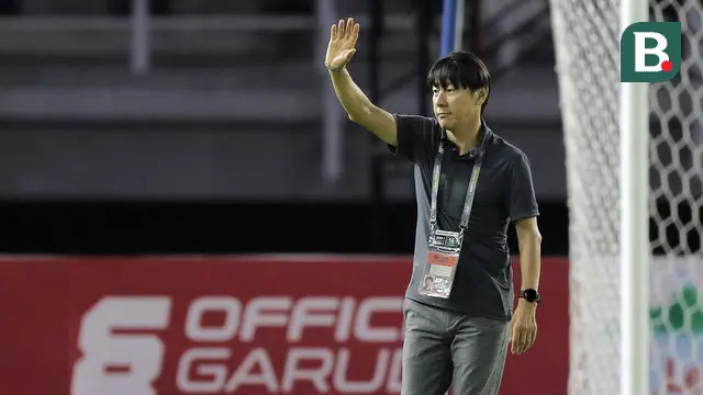 Foto: Momen Shin Tae-yong Cek Kondisi Lapangan Jelang Kick-off Timnas Indonesia Kontra Hong Kong di Kualifikasi Piala Asia U-20