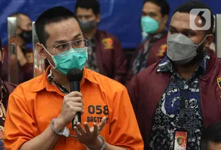 Tersangka Indra Kesuma alias Indra Kenz memberikan keterangan saat jumpa pers kasus trading binary option Binomo di Mabes Polri, Jakarta Selatan, Jumat (25/3/2022). Dalam jumpa pers ini Indra Kenz yang menggunakan baju tahanan ditampilkan ke publik. (Liputan6.com/Herman Zakharia)