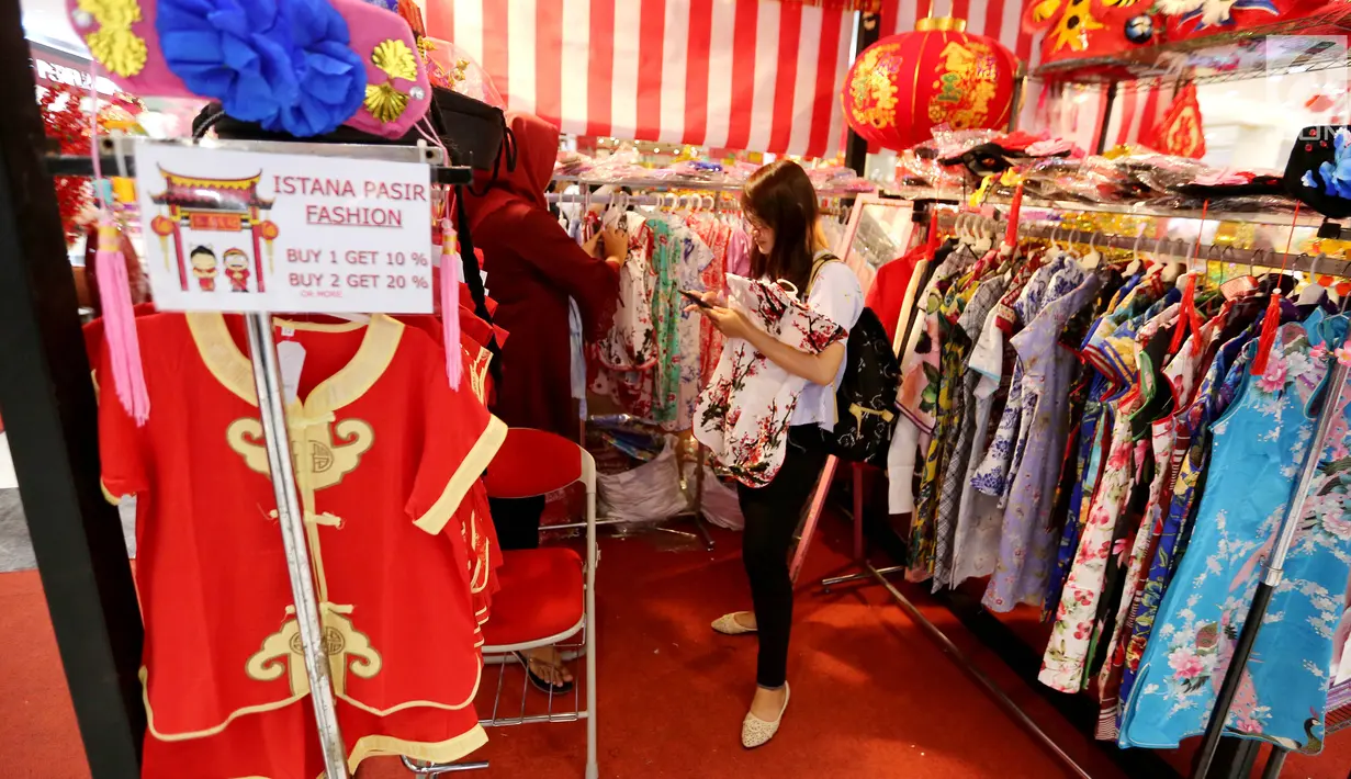 Pengunjung membeli pakaian Imlek di atrium Lippo Mall Puri, Jakarta, Jumat (01/2). Aneka bazar dan kuliner memenuhi kebutuhan keluarga untuk merayakan Tahun Baru Imlek. (Liputan6.com/Fery Pradolo)
