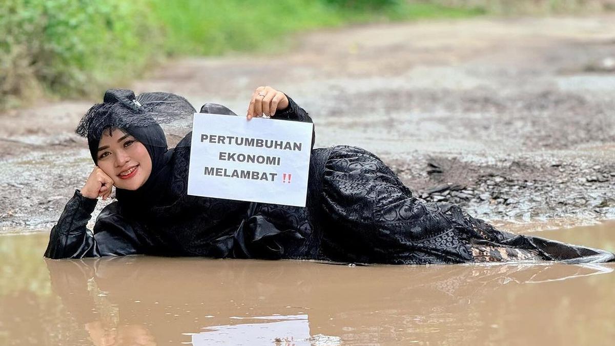 Aksi Selebgram Berpose di Jalan Rusak Lampung Selatan Jadi Sorotan Media Asing Berita Viral Hari Ini Minggu 7 Juli 2024