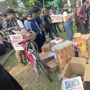 Warga Bagikan Makanan Gratis untuk Mahasiswa Demo di Tugu Tani