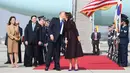 Para pejabat tinggi Korsel menyaksikan Presiden Donald Trump dan Melania berciuman di Pangkalan Udara Osan, Korea Selatan, (7/11). Trump melakukan kunjungan ke lima negara Asia Jepang, Korea Selatan, China, Vietnam dan Filipina. (AP Photo / Andrew Harnik)