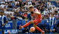 Facundo Garces (baju biru) saat memperkuat Deportivo Alaves di ajang La Liga. (ANDER GILLENEA / AFP)