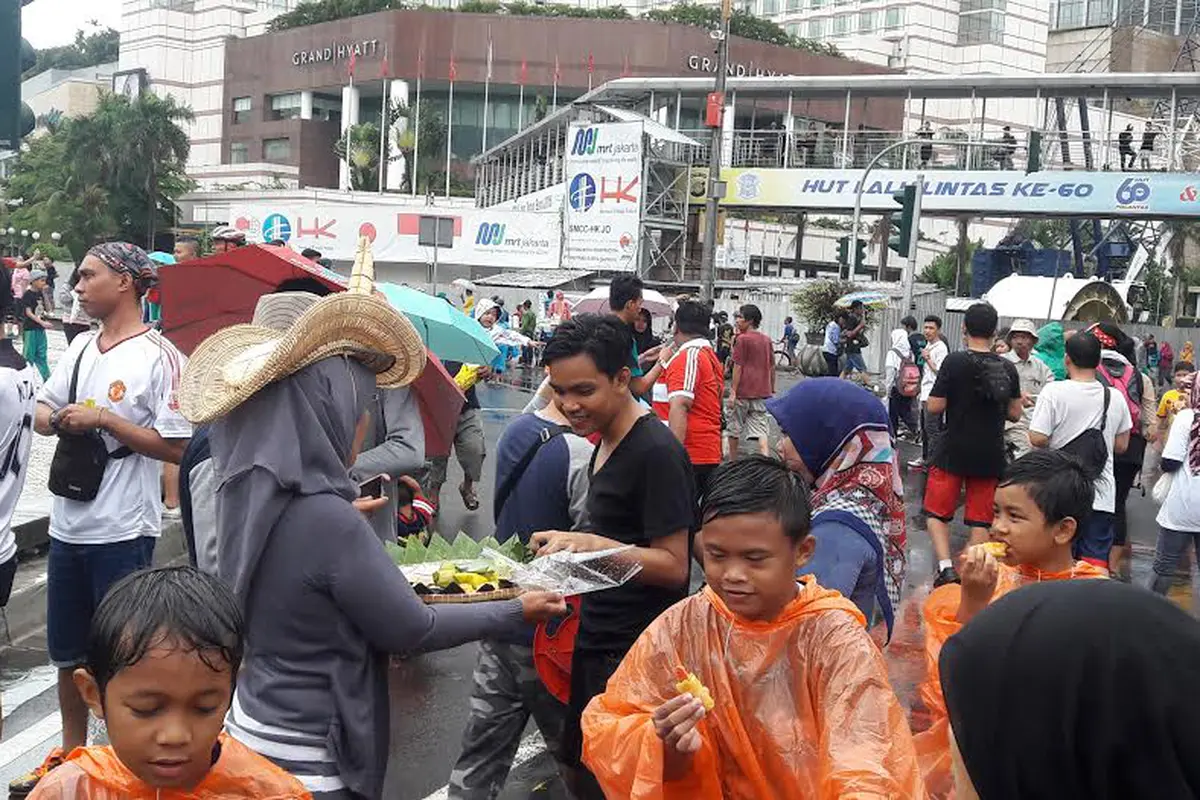 20160124-Masyakat Adat-Gelar Orasi-Sambil-Bagi Kue-di-CFD-JakartaBundaran HI