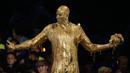 Ekspresi Kobe Bryant setelah terkena semprotan cairan emas saat menerima penghargaan "Legend" pada ajang Kids Choice Sport 2016 di Los Angeles, California, (14/7/2016). (REUTERS/Mario Anzuoni)