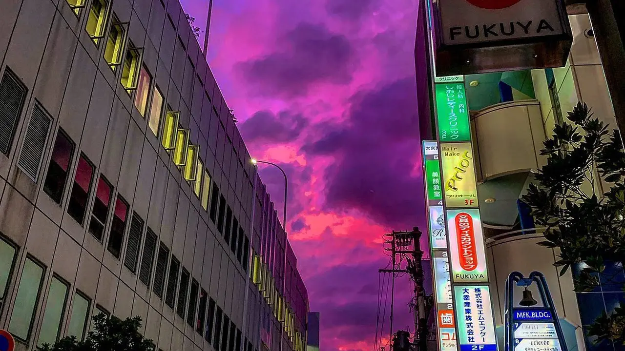 7 Potret Fenonema Langit Ungu di Jepang Ini Bikin Merinding