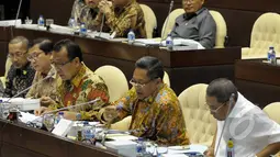 Mensesneg Pratikno (tengah) memaparkan program-program prioritas dalam Rencana Strategis Kementerian Sekretariat Negara RI yang disampaikan dalam Rapat Dengar Pendapat dengan Komisi II DPR RI, Jakarta, Senin (2/2/2015). (Liputan6.com/Andrian M Tunay)