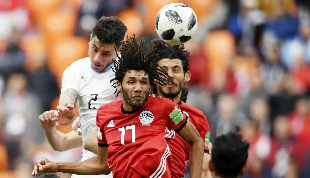 Bek Uruguay, Jose Gimenez, mencetak gol ke gawang Mesir pada laga Piala Dunia di Stadion Ekaterinburg, Jumat (15/6/2018). Uruguay menang 1-0 atas Mesir. (AFP/Jorge Guerreo)