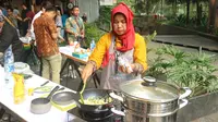 Peserta Lomba Masak Ikan Nusantara serius menyajikan hidangan terbaiknya di final (Foto: Liputan6.com/ Akbar Muhibar)
