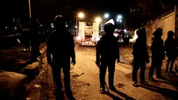 Pasukan keamanan berjaga di lokasi serangan bom bus wisata di sebuah daerah dekat Piramida Giza di Kairo, Mesir (28/12). Juru bicara Kementerian Luar Negeri Mesir Ahmed Hafez menyebut serangan itu sebagai tindakan terorisme. (AP Photo/Nariman El-Mofty)