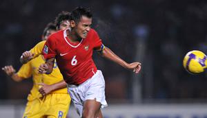 Charis Yulianto. Bek tengah yang telah pensiun dari Timnas Indonesia pada 2010 ini mampu mencetak 1 gol saat melawan Malaysia di Piala AFF 2004. Gol tersebut dicetaknya di leg kedua babak semifinal (3/1/2005) dengan skor akhir 4-1 untuk kemenangan Timnas Indonesia. (AFP/Bay Ismoyo)