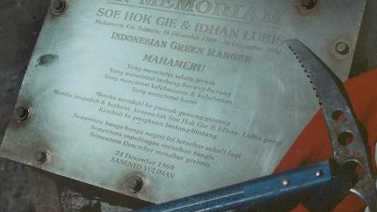 Cerita Dibalik Pemasangan Prasasti Soe Hok Gie – Idhan Lubis di Puncak Mahameru
