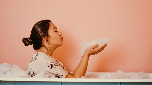 Berendam atau Mandi dengan Shower