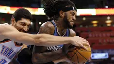 Aksi pemain Oklahoma City Thunder, Enes Kanter (kiri) berebut bola dengan pemain Minnesota Timberwolves, Jordan Hill pada  laga NBA basketball preseason game di Oklahoma City, Senin (17/10/2016) WIB. (AP/Sue Ogrocki)