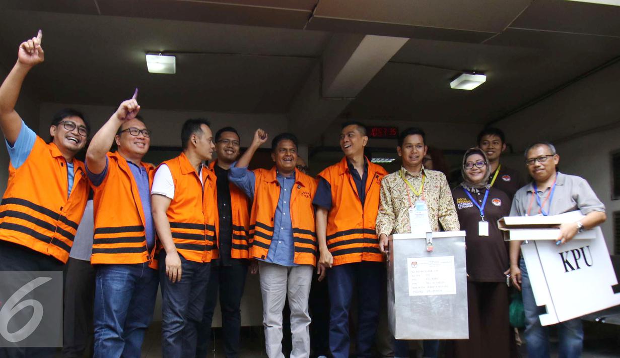 Tujuh tahanan KPK yang memiliki hak suara untuk Pilkada DKI Jakarta berfoto bersama usai menggunakan hak suaranya di TPS 19 Kelurahan Karet (khusus), di Gedung KPK, Jakarta, Rabu (15/2). (Liputan6.com/Helmi Affandi)