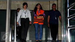 Damayanti Wisnu Putranti berjalan keluar gedung KPK usai diperiksa sebagai tersangka, Jakarta, Senin (29/2/2016). Damayanti diperiksa KPK terkait kasus suap proyek di Kementerian Pekerjaan Umum dan Perumahan Rakyat. (Liputan6.com/Helmi Afandi)