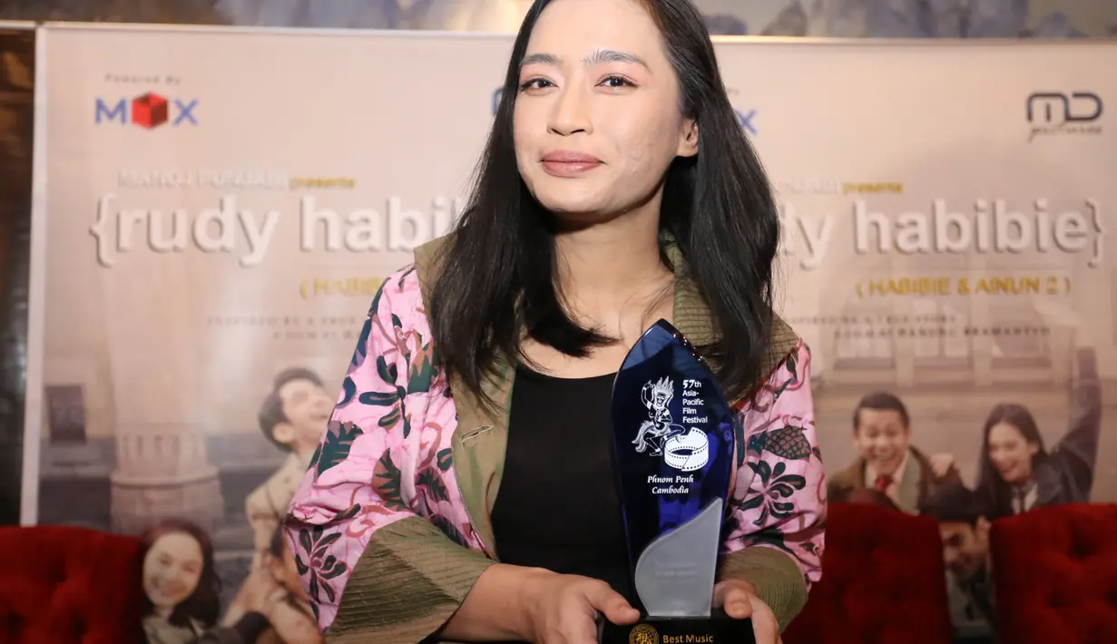 "Ini adalah cita-cita saya sejak kelas tiga SD. Ketika saya menonton film E.T yang di konduktori oleh John William, saya langsung mengatakan kepada mamah saya, Someday I wanna be like him,” ujar Tya Subiakto. (Adrian Putra/Bintang.com)