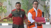 Mantan Menpora Imam Nahrawi (rompi oranye) tiba untuk pemeriksaan di Gedung KPK, Jakarta, Selasa (15/10/2019). Imam Nahrawi diperiksa perdana pascapenahanan untuk melengkapi berkas penyidikan asisten pribadinya, Miftahul Ulum dalam kasus suap dana hibah KONI dan gratifikasi (merdeka.com/Dwi Narwoko)