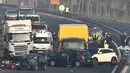 Sejumlah kendaraan terlibat tabrakan beruntun di Jalan D12 antara La Roche-sur-Yon dan Les Sables d'Olonne, sebelah barat Prancis, Selasa (20/12). Penyebab kecelakaan yang melibatkan 50 kendaraan itu masih dalam penyelidikan. (JEAN-FRANCOIS MONIER/AFP)