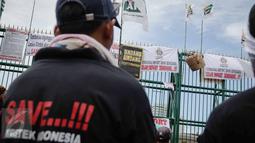 Sejumlah spanduk terpasang dipagar depan Gedung DPR, Jakarta, saat unjuk rasa yang dilakukan oleh Asosiasi Petani Tembakau Indonesia (APTI), Rabu (16/11). Dalam aksinya mereka meminta segera pengesahan RUU Pertembakauan. (Liputan6.com/Faizal Fanani)
