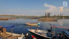 Nelayan melintasi area permukaan air laut yang menyurut di sekitar pesisir Kamal Muara, Kamis (15/3). Ketinggian air laut di sekitar dermaga semakin menurun yang menurut warga setempat akibat proyek reklamasi Pulau C dan D. (Merdeka.com/Iqbal S Nugroho)