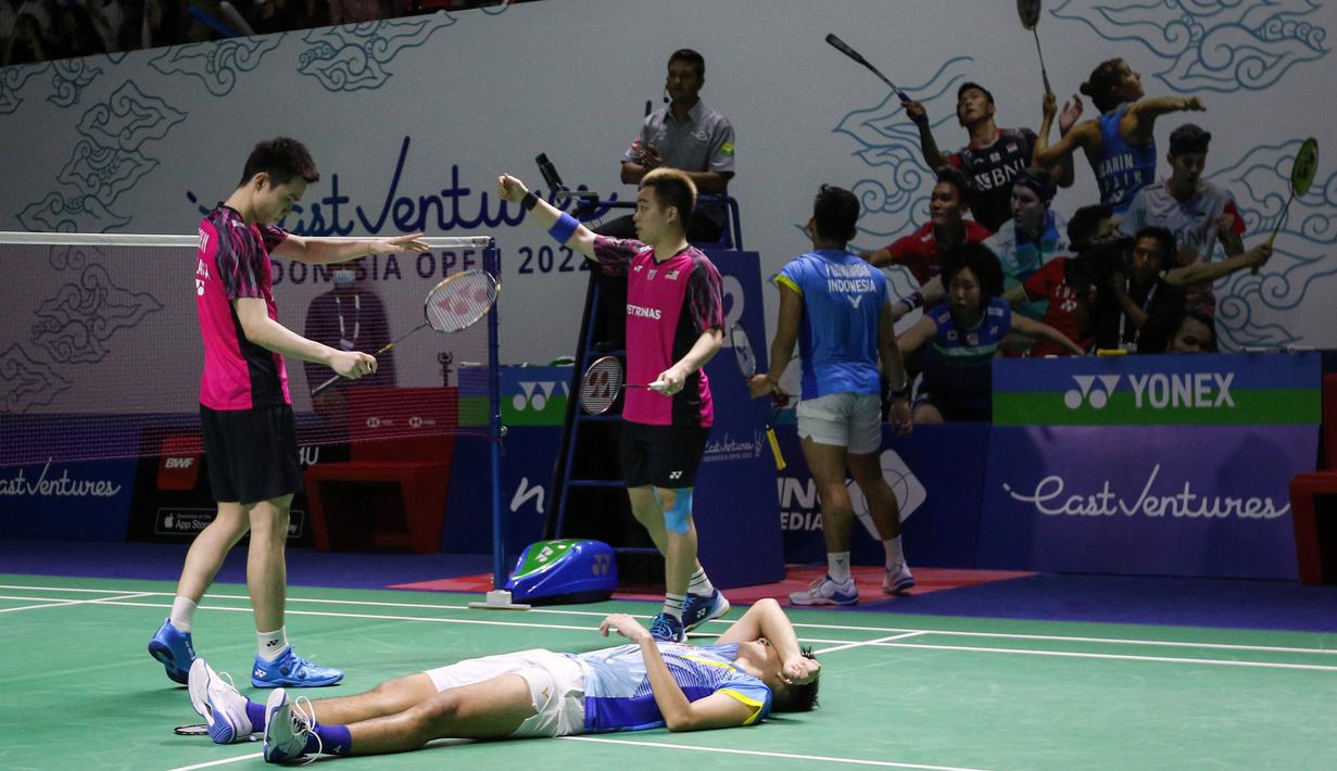 Usai pertandingan Aaron Chia/Soh Wooi Yik pun menghampiri Yeremia yang terkapar tak berdaya ditengah lapangan. (Bola.com/Bagaskara Lazuardi)