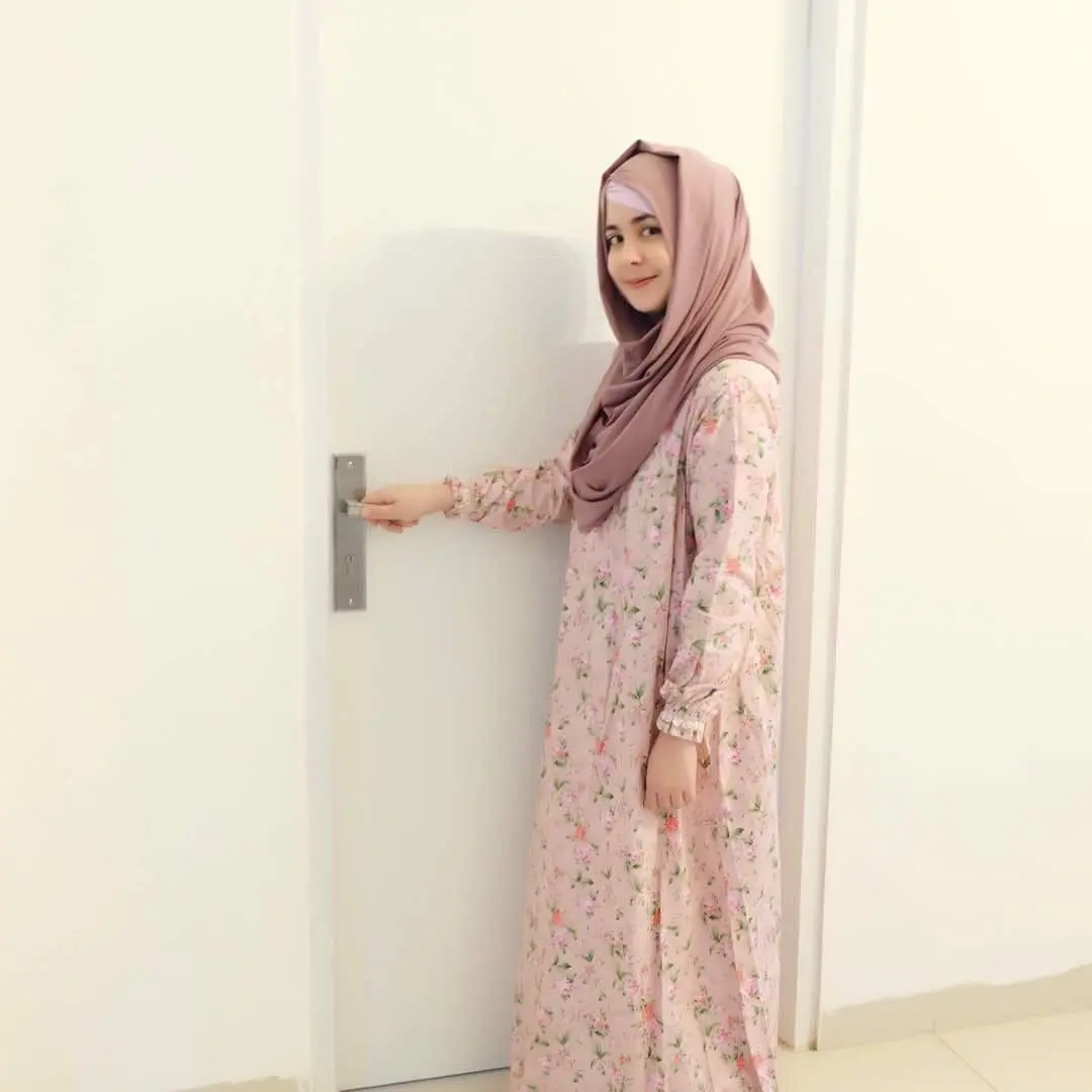 Gaya hijab yang simple dan casual ala selebriti cantik. (sumber foto: @ristytagor/instagram)