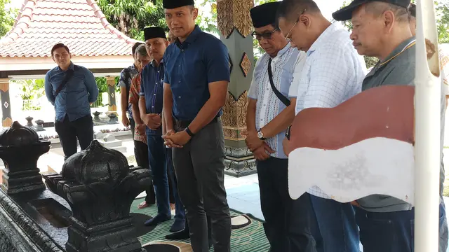 AHY berziarah ke makam kakeknya Sarwo Eddhie Wibowo