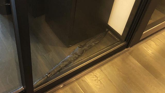 Payung menghalangi pintu perusahaan startup. (twitter @NeerajKA)