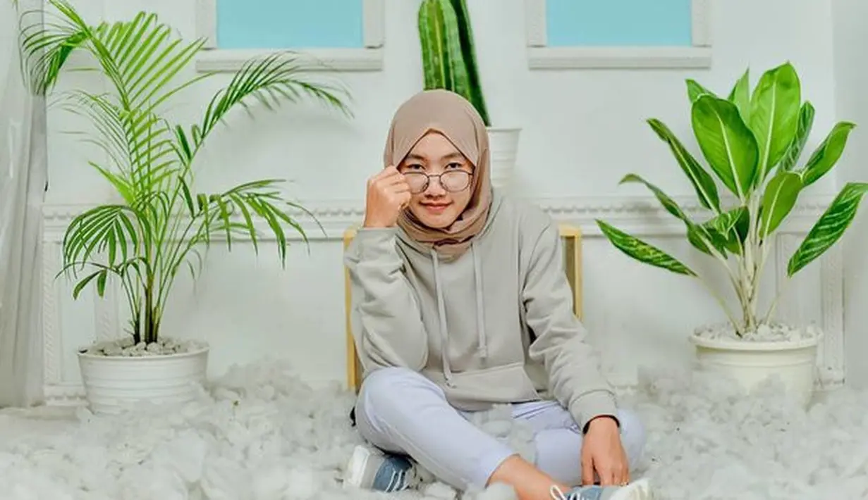 Sementara netizen lain menduga, sosok yang menyelamatkan Lesti adalah Firda, asisten Lesti yang lain. Hingga kini, belum diketahui pasti siapa yang dimaksud oleh seleb TikTok itu. (instagram.com/novhi_thariend)
