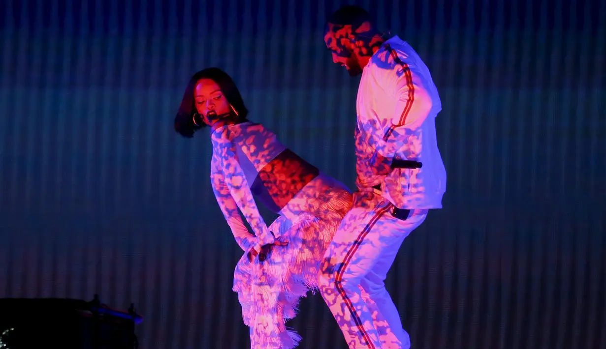 Aksi penyanyi Rihanna dan Drake saat tampil di atas panggung BRIT Awards di O2 arena, London, Inggris, Rabu (24/2/2016). (REUTERS/Stefan Wermuth)