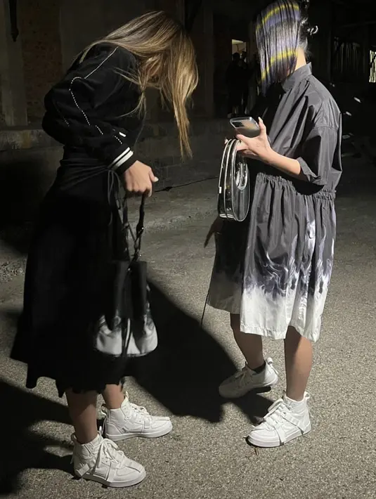 <p>Luna Maya pun memadukannya dengan handbag monokrom dan high shoes putih</p>