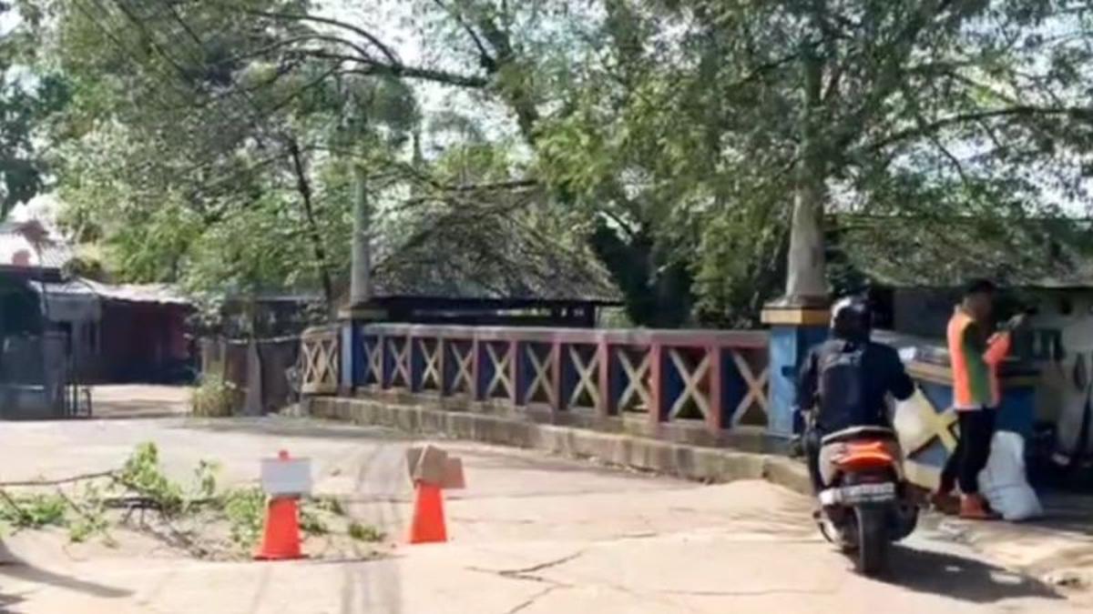 Warga Keluhkan Jalan Kampung Kramat Cipayung Retak dan Amblas, Mobilitas Terhambat