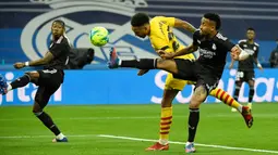 Pierre-Emerick Aubameyang lagi lagi menunjukkan aksi berkelasnya sebagai bomber top dunia. Tak main-main, kali ini kecemerlangan sang striker tampak di laga besar sekelas el Clasico. (AFP/Pierre-Philippe Marcou)