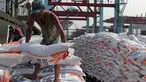Pekerja menurunkan beras impor dari sebuah kapal saat tiba di Pelabuhan Tanjung Priok, Jakarta, Kamis (12/11). Sekitar 27 ribu ton beras tersebut didatangkan dari Vietnam untuk menjaga kestabilan persediaan beras nasional. (Liputan6.com/Angga Yuniar)