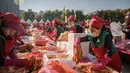 Peserta membuat kimchi, hidangan tradisional Korea Selatan, selama Festival Kimchi tahunan di Seoul (2/11). Hidangan tradisional berupa kubis yang difermentasi dan lobak ini hasilnya akan didonasikan untuk kaum minoritas di Korsel.  (AFP Photo/Ed Jones)