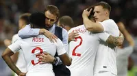 Pelatih Inggris, Gareth Southgate, berusaha menenangkan pemain nya usai ditaklukkan Kroasia pada laga semifinal Piala Dunia di Stadion Luzhniki, Rabu (11/7/2018). Kroasia menang 2-1 atas Inggris. (AP/Francisco Seco)