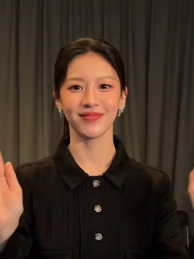 Makeup Go Young Jung saat terima penghargaan. [@marieclairekorea]