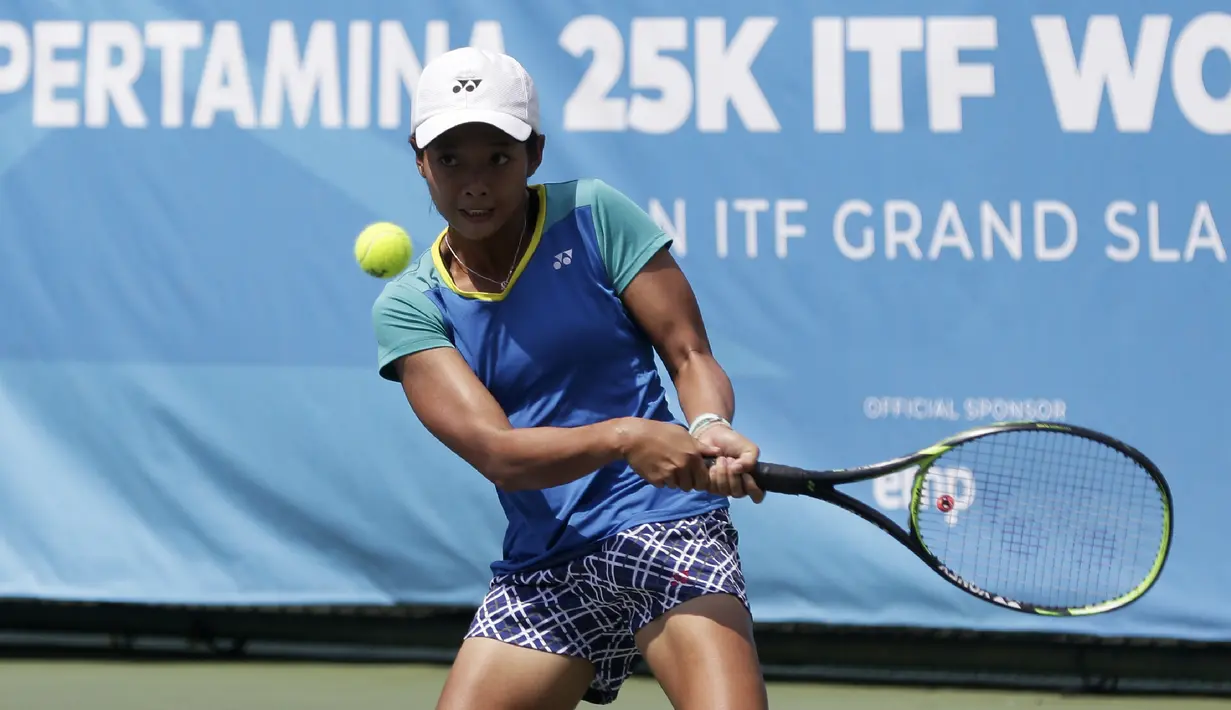 Petenis Indonesia, Deria Nur Haliza, memukul bola saat ITF Women's Circuit di Elite Club Epicentrum, Jakarta, Selasa (18/6). Turnamen tingkat internasional ini diikuti sejumlah petenis Asia dan Eropa. (Bola.com/Yoppy Renato)