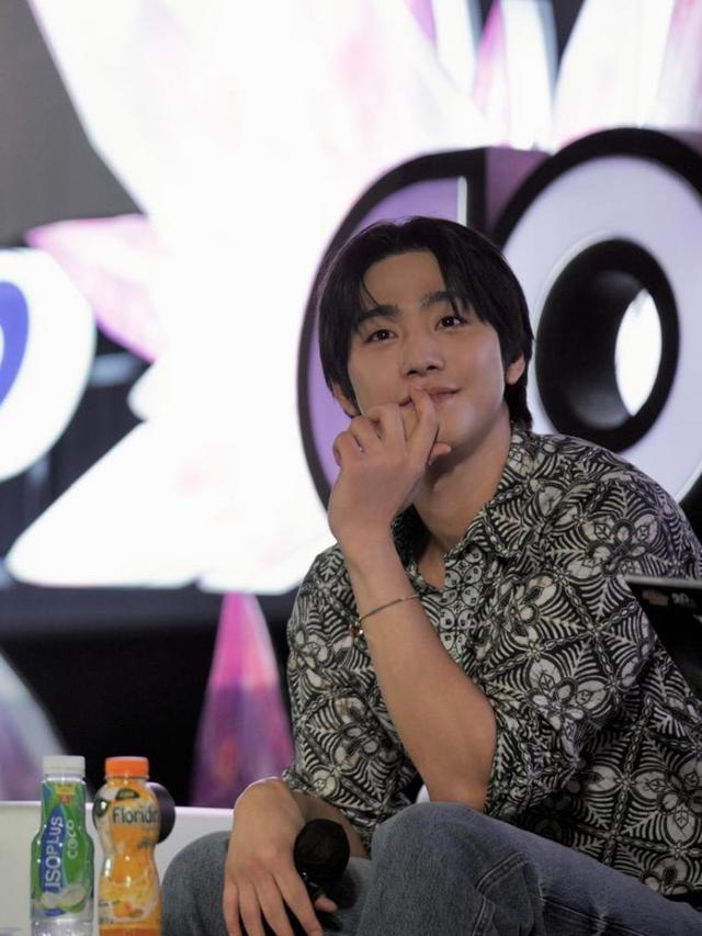 Ahn Hyo Seop saat hadir di Jakarta pakai batik