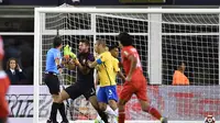 Para pemain Brasil melakukan protes terhadap wasit asal Uruguay, Andres Cunha, setelah penyerang Peru, Raul Ruidiaz menjebol gawang Tim Samba, pada laga pamungkas Grup B Copa America Centenario 2016, di Foxborough, Massachusetts, AS, Senin (13/6/2016) pag