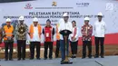 Presiden Joko Widodo memberi sambutan sebelum melakukan peletakan batu pertama pembangunan rumah untuk PPRG di Garut, Jawa Barat, Sabtu (19/1/). Jokowi menyampaikan, pembangunan rumah tersebut merupakan program sejuta rumah. (Liputan6.com/Angga Yuniar)