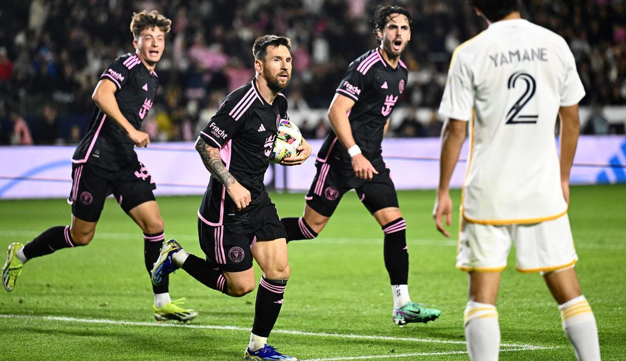 Pemain Inter Miami, Lionel Messi (kedua kiri) melakukan selebrasi setelah mencetak gol penyeimbang 1-1 ke gawang LA Galaxy pada laga Major League Soccer 2024 di Dignity Health Sports Park, California, Amerika Serikat, Senin (26/02/2024) WIB. (AFP/Patrick T. Fallon)