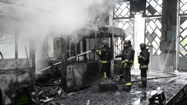 Terkena Hantaman Serangan Udara Rusia, Sebuah Terminal Bus Listrik di Kharkiv Hangus Terbakar