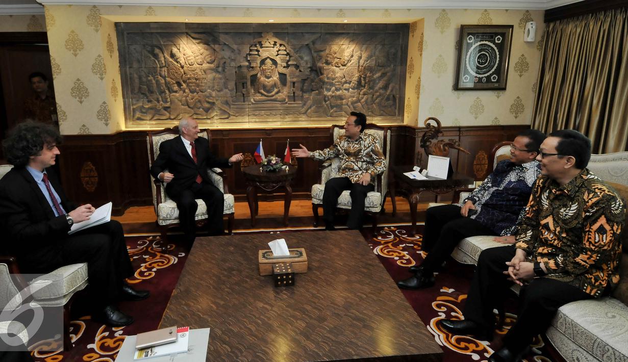 Suasana kunjungan Dubes Republik Ceko Ivan Hotek dengan Ketua DPD RI Irman Gusman di ruang pimpinan gedung parlemen, senayan, Jakarta. Rabu (6/1/2016). Dalam kunjungannya memperkuat relasi antara Ceko dengan Indonesia. (Liputan6.com/JohanTallo)