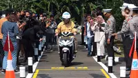 Warga melakukan simulasi uji praktek SIM C untuk sepeda motor di Satpas Polda Metro Jaya, Daan Mogot, Jakarta Jumat (4/8/2023). Korps Lalu Lintas (Korlantas) Polri resmi mengubah materi ujian praktek SIM C untuk sepeda motor  berupa angka 8 dan zig-zag. (merdeka.com/Imam Buhori)