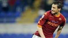 Selebrasi gol dari striker dan kapten AS Roma Francesco Totti ke gawang Lazio dalam lanjutan Serie A di Olympic Stadium, 13 Maret 2011. Roma unggul 2-0. AFP PHOTO / FILIPPO MONTEFORTE 